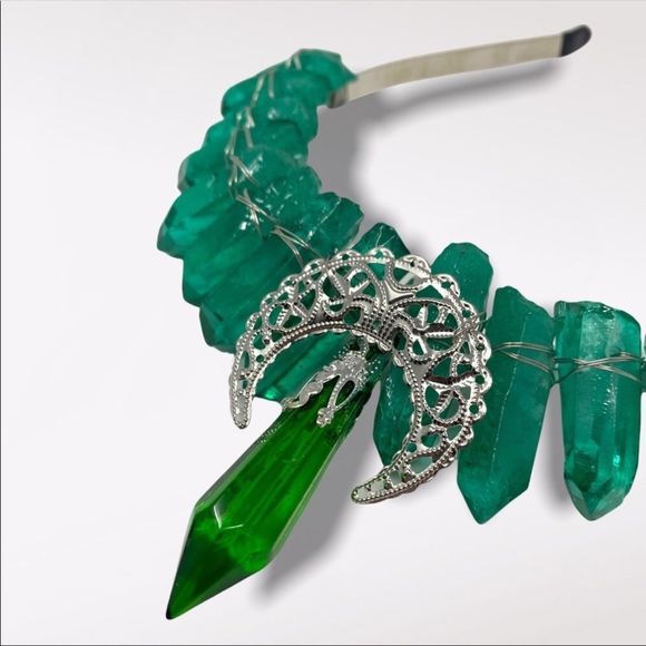 🆕 Green Dyed Quartz Crystal Crown With Silver Tone Moon + Point - Picture 2 of 3